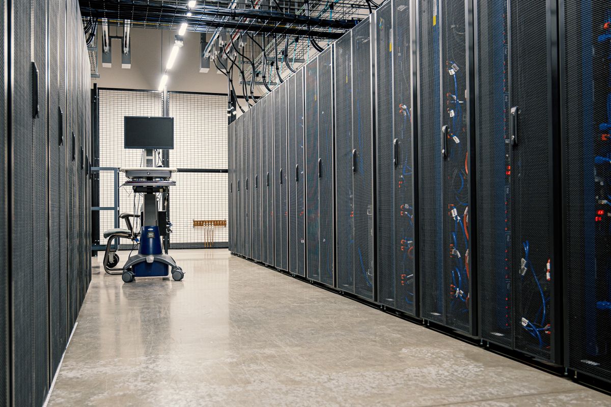 On-site Smart Hands workstation in a European data center aisle